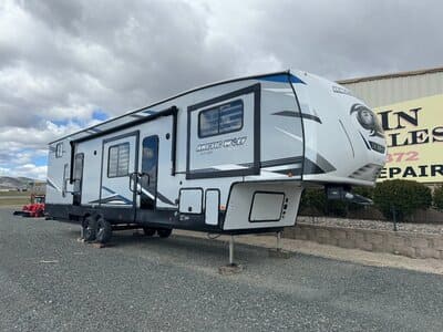 mid-rv-camper Living quarter horse trailer